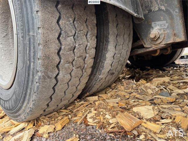 Reboque para cavacos de madeira Tyllis com teto hidráulico. Tyllis wood chip trailer with hydraulic roof.