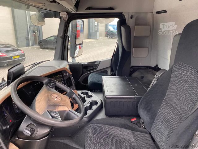 Standard tractor Mercedes-Benz Antos 1933 / Automatic