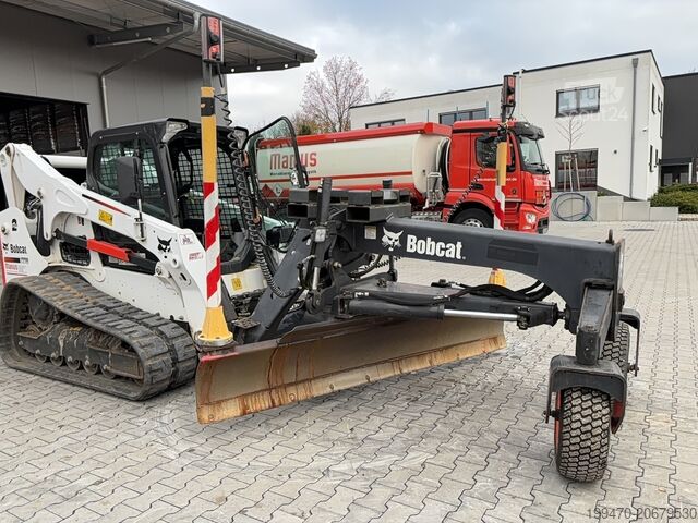 Compactlader op rupsbanden Bobcat t770 with 2013 Bobcat 108 Grader Attachment