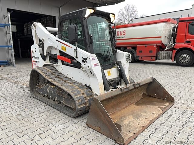 Compactlader op rupsbanden Bobcat t770 with 2013 Bobcat 108 Grader Attachment