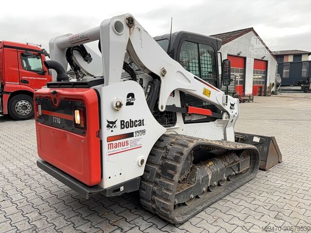 Compactlader op rupsbanden Bobcat t770 with 2013 Bobcat 108 Grader Attachment