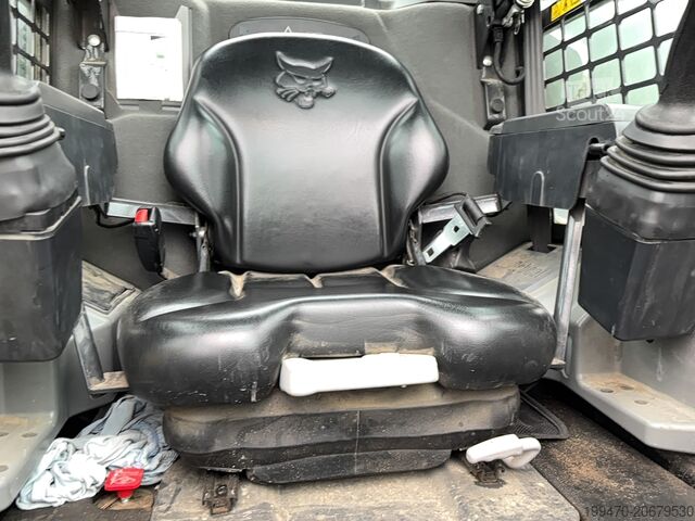 Compactlader op rupsbanden Bobcat t770 with 2013 Bobcat 108 Grader Attachment