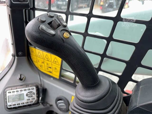 Compactlader op rupsbanden Bobcat t770 with 2013 Bobcat 108 Grader Attachment