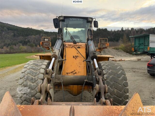  Volvo L120B Wheel loader with bucket