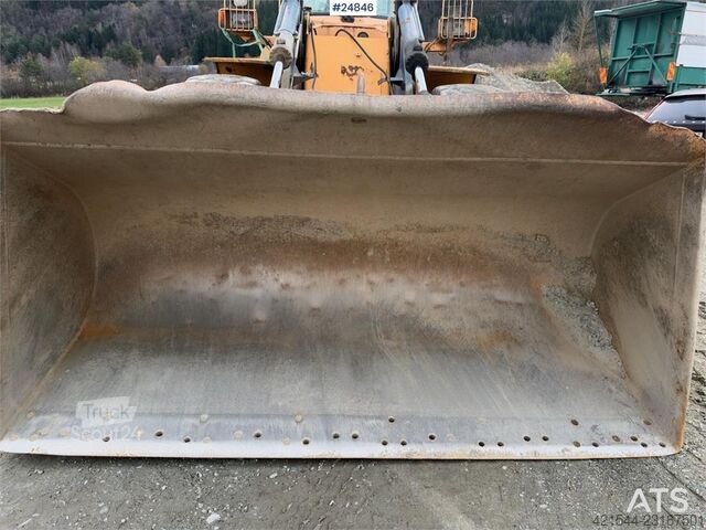  Volvo L120B Wheel loader with bucket