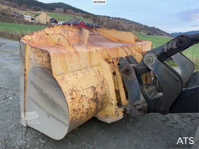  Volvo L120B Wheel loader with bucket