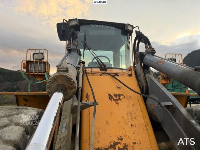  Volvo L120B Wheel loader with bucket