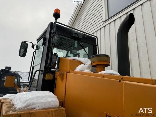  CASE 721B Wheel Loader with bucket