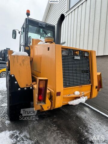  CASE 721B Wheel Loader with bucket