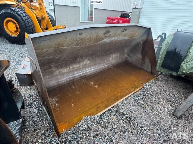  CASE 721B Wheel Loader with bucket