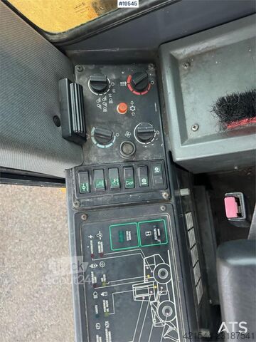  CASE 721B Wheel Loader with bucket