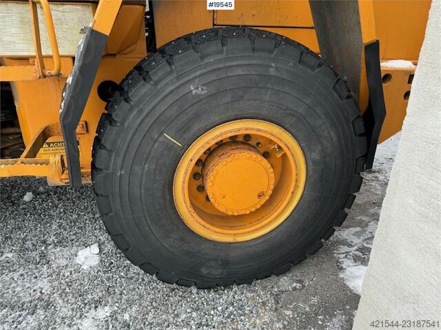  CASE 721B Wheel Loader with bucket