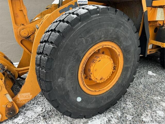  CASE 721B Wheel Loader with bucket