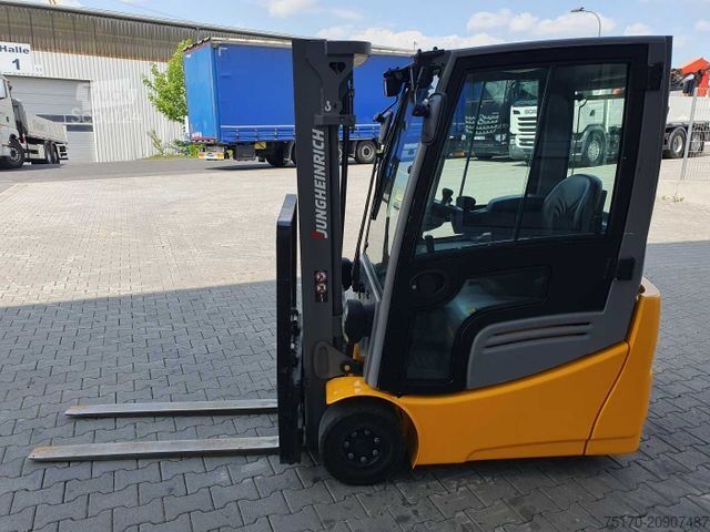 Első homlokrakodó targonca JUNGHEINRICH EFG 215 / Triplex: 4.25m! / SS / 4.166h / 2024