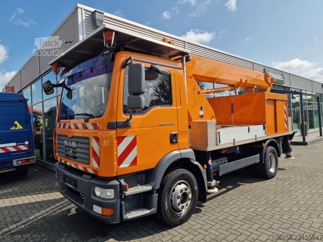 Uz kravas automobiļa uzstādīta darba platforma MAN TGM 15.240 Steiger Wumag Elevant WT 270