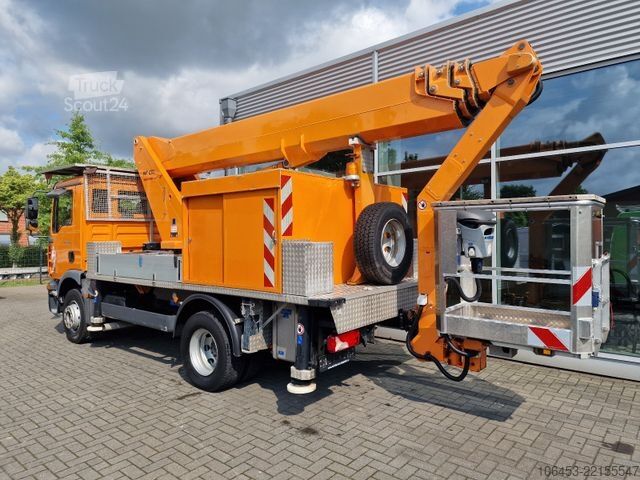 Uz kravas automobiļa uzstādīta darba platforma MAN TGM 15.240 Steiger Wumag Elevant WT 270