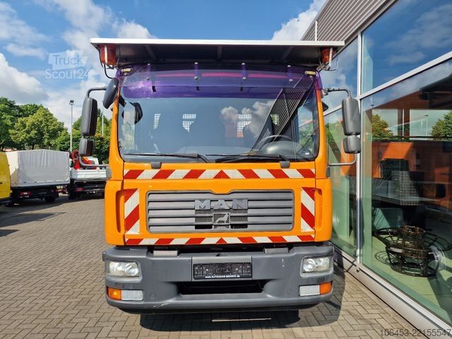 Uz kravas automobiļa uzstādīta darba platforma MAN TGM 15.240 Steiger Wumag Elevant WT 270