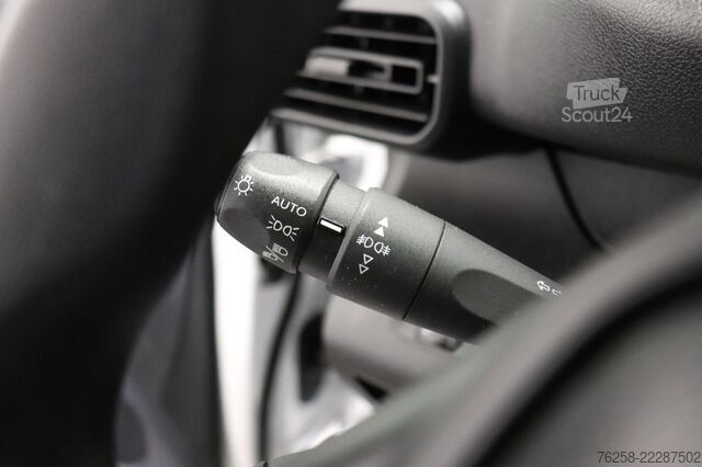 Yüksek tavanlı istasyon vagonu Peugeot Partner 1.2 110PK Benzine - Airco - Navi - Crui...