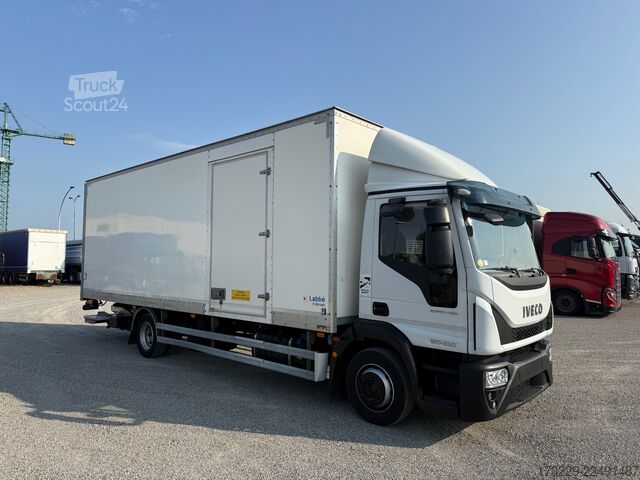 камион с платформа и прибираща се задна платформа iveco eurocargo