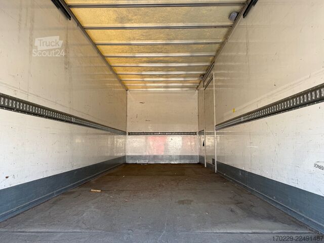 камион с платформа и прибираща се задна платформа iveco eurocargo