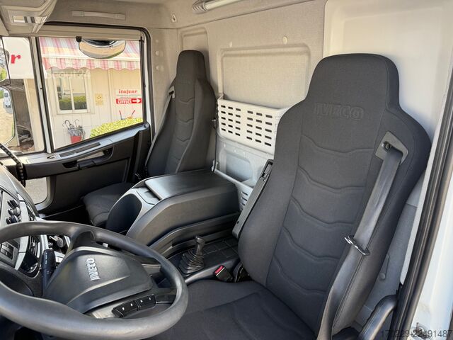 камион с платформа и прибираща се задна платформа iveco eurocargo