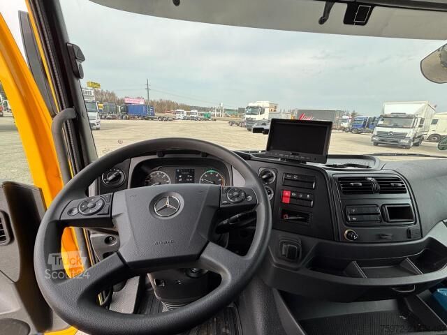 Vrachtwagen met bakwagen  Atego 1224 L