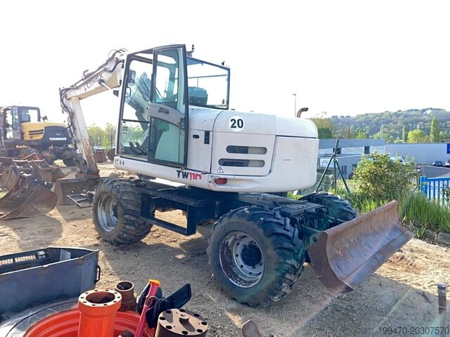 Bager na kolesih Terex TW110 with two-piece offset boom and 3 buckets