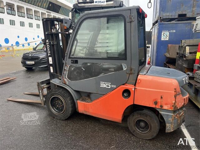 Gaffeltruck Toyota 02-8FDJF35 Forklift w/ Hydraulic Forks and Side Sh