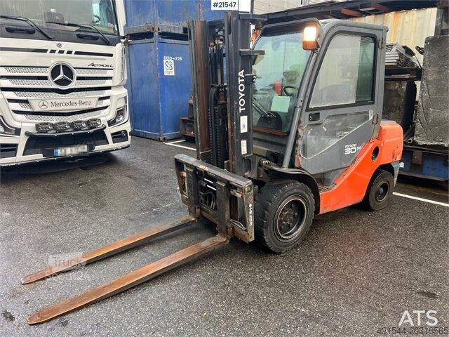 Gaffeltruck Toyota 02-8FDJF35 Forklift w/ Hydraulic Forks and Side Sh