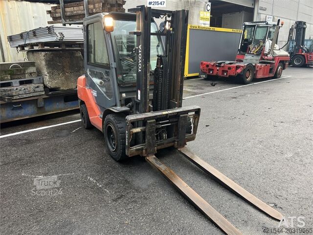 Gaffeltruck Toyota 02-8FDJF35 Forklift w/ Hydraulic Forks and Side Sh