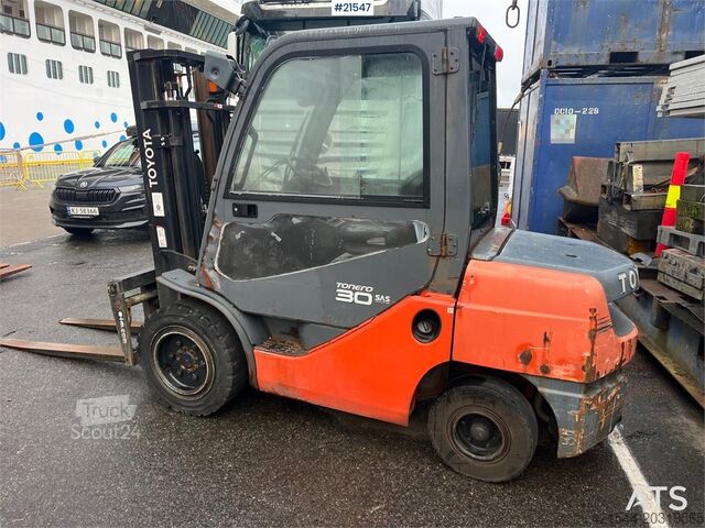 Gaffeltruck Toyota 02-8FDJF35 Forklift w/ Hydraulic Forks and Side Sh
