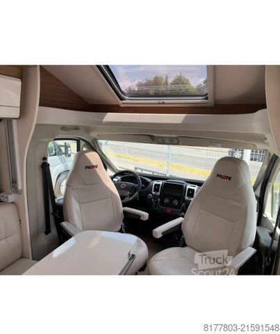 Camper semintegrato Pilote 746