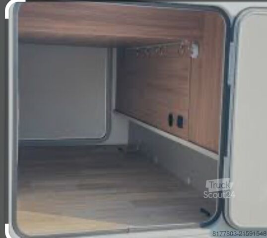 Camper semintegrato Pilote 746