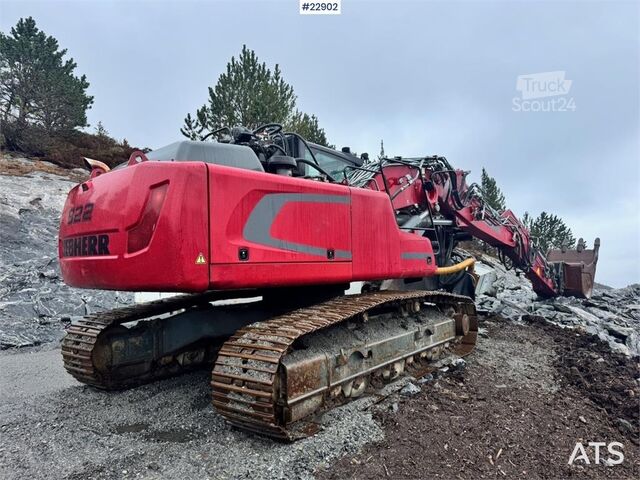 Pelle sur chenilles Liebherr R922 crawler excavator with digging bucket and 201