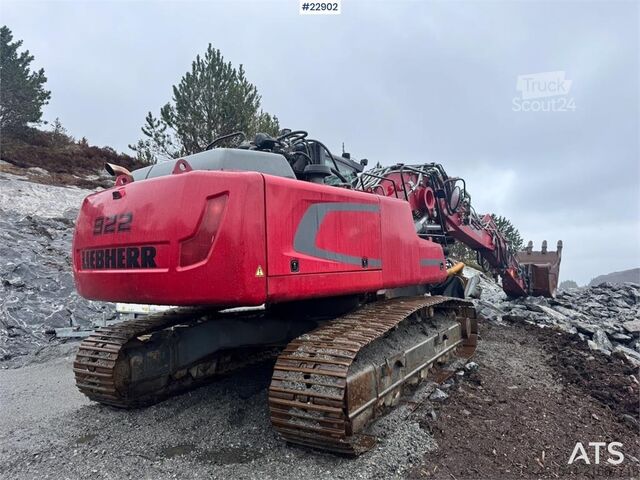 Pelle sur chenilles Liebherr R922 crawler excavator with digging bucket and 201