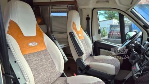 Semi-integrated camper LMC Breezer V 646 G
