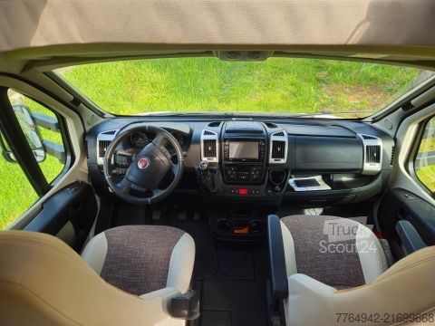 Semi-integrated camper LMC Breezer V 646 G