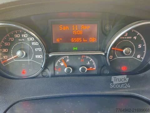 Semi-integrated camper LMC Breezer V 646 G