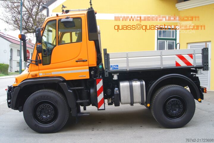 Camion ribaltabile trilaterale UNIMOG U400 Mercedes-Benz/TÜV /Hydrostat/VarioPilot/Salzstreuer 4m³
