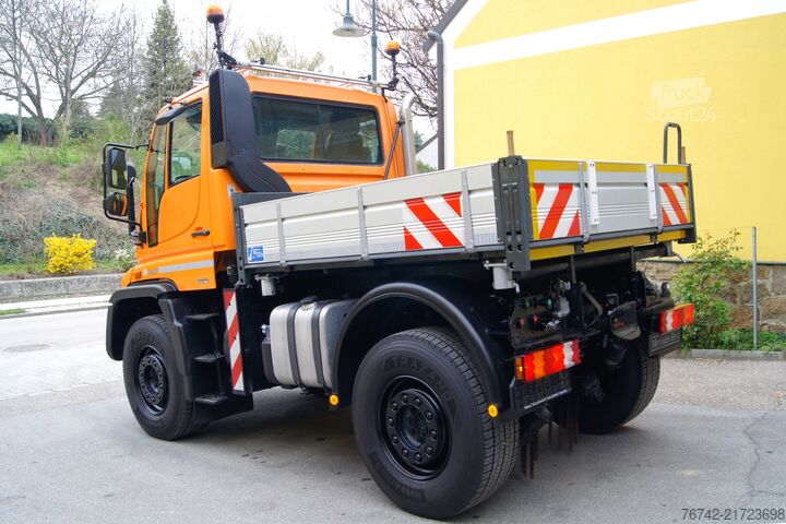 Camion ribaltabile trilaterale UNIMOG U400 Mercedes-Benz/TÜV /Hydrostat/VarioPilot/Salzstreuer 4m³