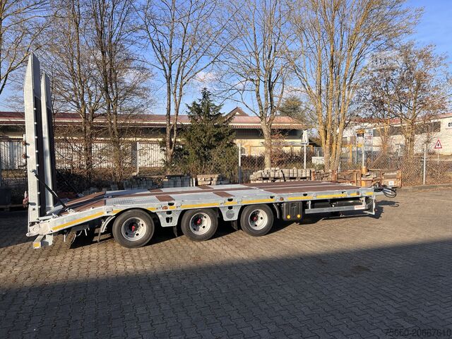 Alacsony rakodószintű pótkocsi Möslein TT 34 Zugrohr Gerade  34 t GG Tridem- Tieflader 3 Achs, gelenktNeufahrzeug