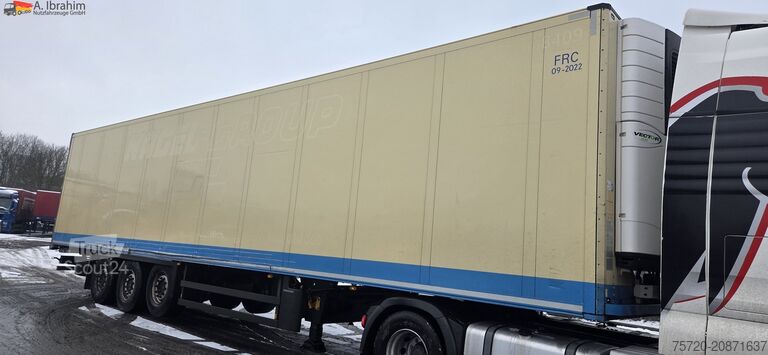 Auflieger Schmitz SKO24 Carrier Vector 1550 Zustand gut, leichter Streifschaden rechts