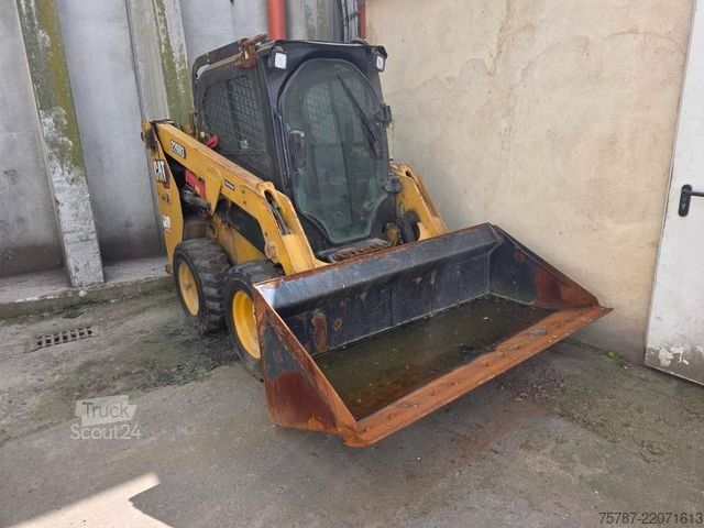 Kolový nakladač CATERPILLAR 226D3 Lader mit Schwergutschaufel