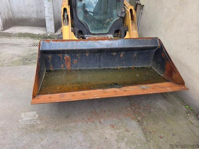 Kolový nakladač CATERPILLAR 226D3 Lader mit Schwergutschaufel