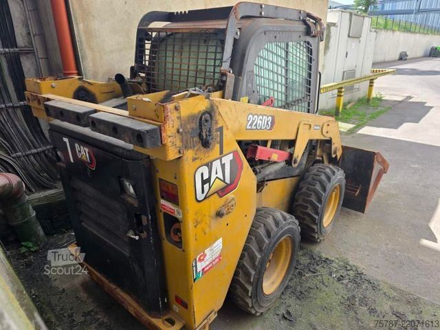 Kolový nakladač CATERPILLAR 226D3 Lader mit Schwergutschaufel