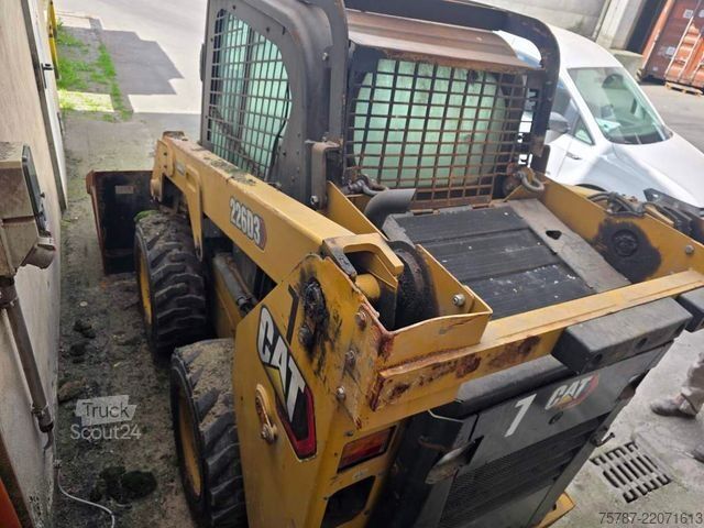 Kolový nakladač CATERPILLAR 226D3 Lader mit Schwergutschaufel