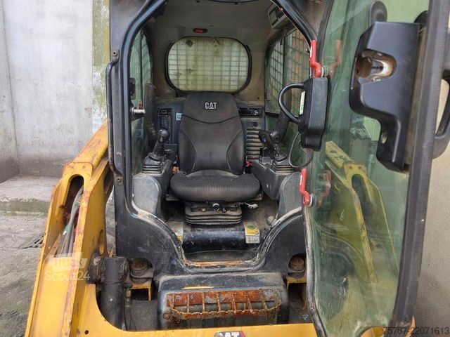 Kolový nakladač CATERPILLAR 226D3 Lader mit Schwergutschaufel