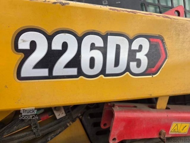 Kolový nakladač CATERPILLAR 226D3 Lader mit Schwergutschaufel