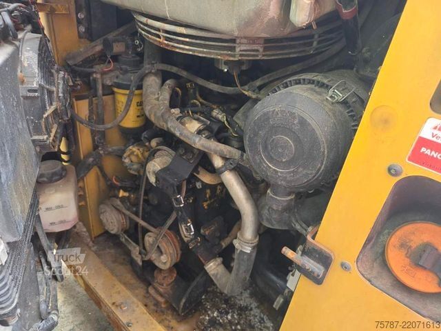 Kolový nakladač CATERPILLAR 226D3 Lader mit Schwergutschaufel