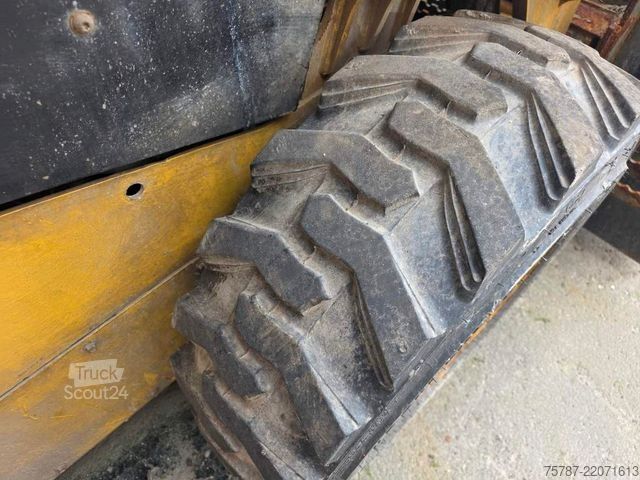 Kolový nakladač CATERPILLAR 226D3 Lader mit Schwergutschaufel